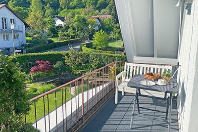 Balkon mit schöner Aussicht auf den Garten