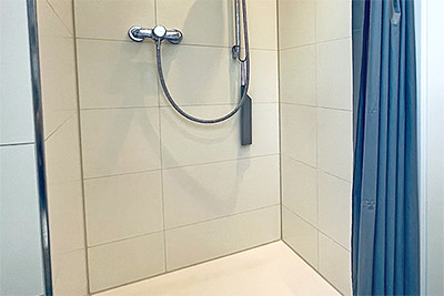 Bad mit Dusche und WC